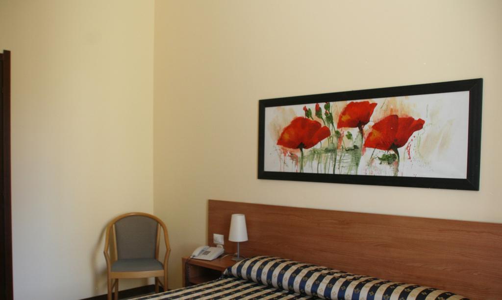 Hotel Ducale ヴィジェーヴァノ 部屋 写真