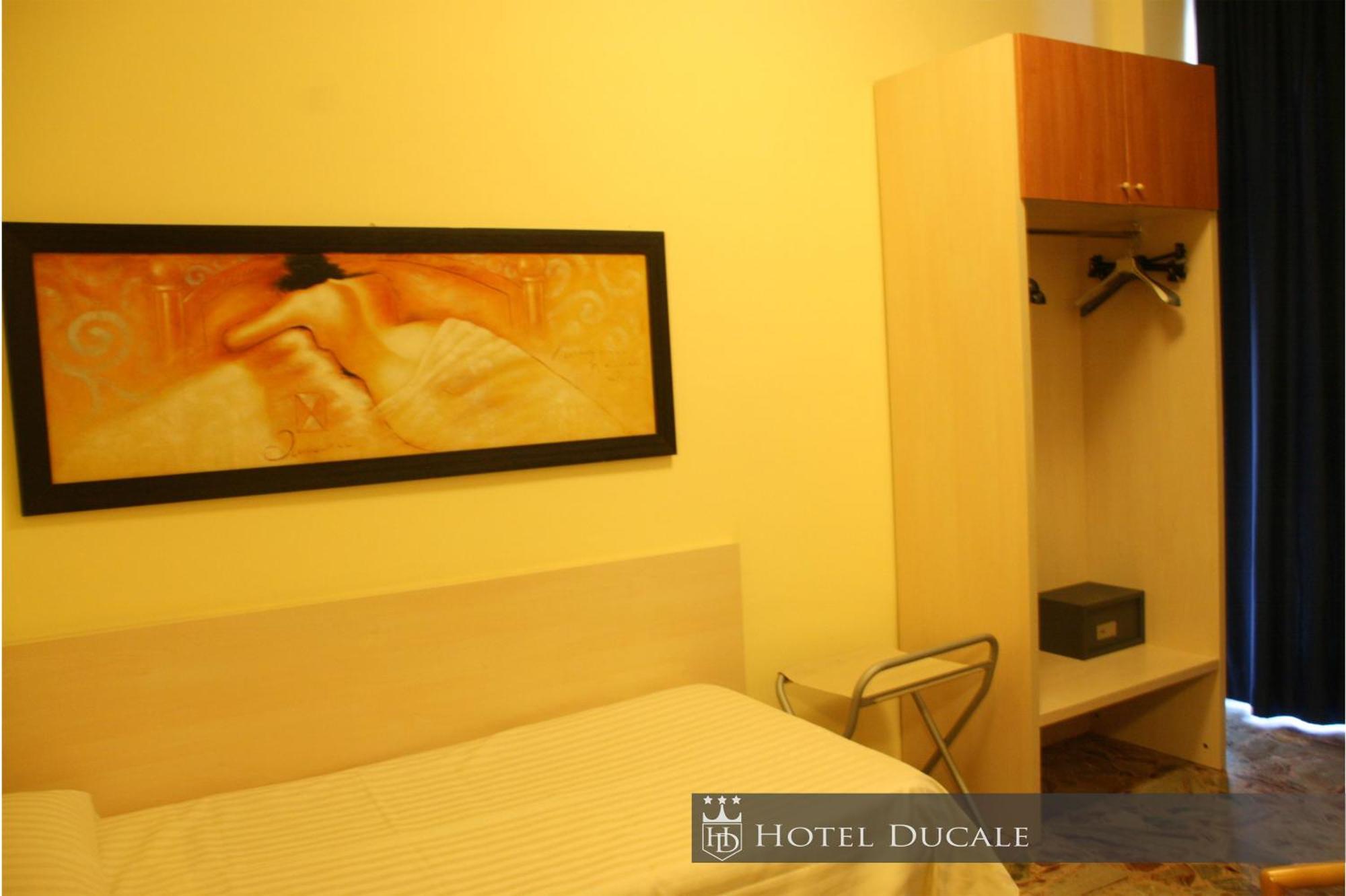 Hotel Ducale ヴィジェーヴァノ エクステリア 写真
