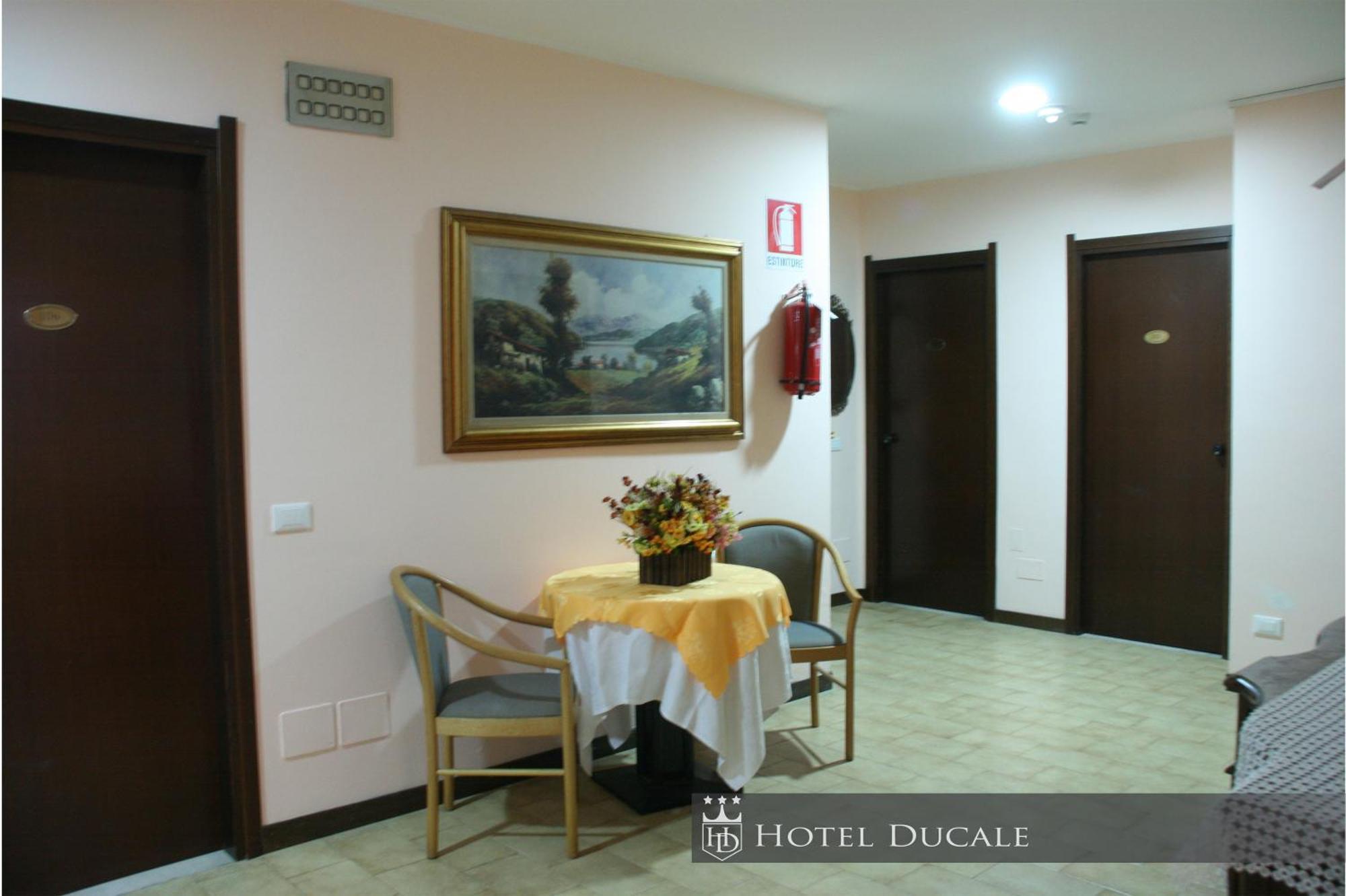 Hotel Ducale ヴィジェーヴァノ エクステリア 写真