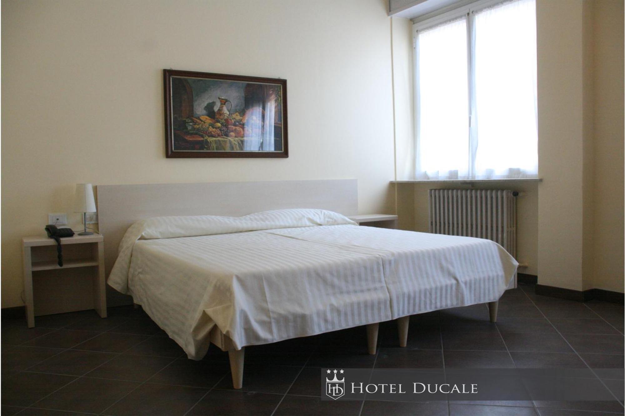 Hotel Ducale ヴィジェーヴァノ エクステリア 写真