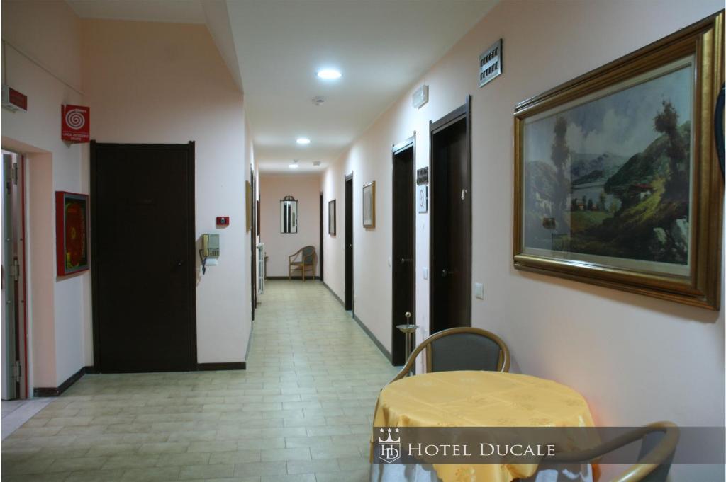 Hotel Ducale ヴィジェーヴァノ 部屋 写真