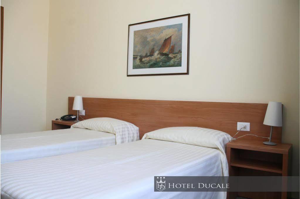 Hotel Ducale ヴィジェーヴァノ エクステリア 写真
